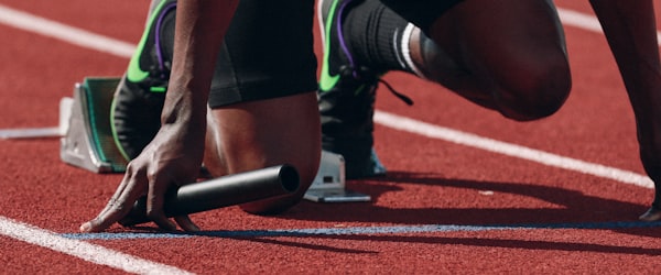 篮球运动员飞身扣篮，背景是观众席爆满的体育馆全景