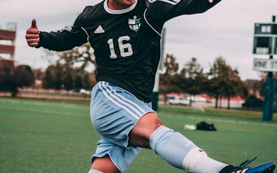 商务人士在平板电脑上浏览体育数据图表的场景