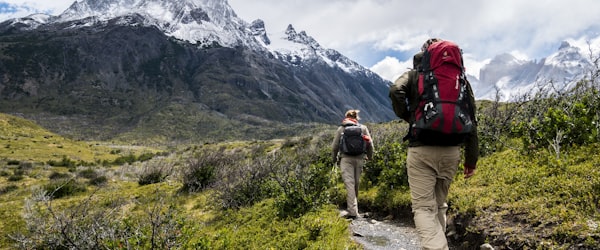 田径运动员在跑道上冲刺，肌肉线条与速度感十足的特写