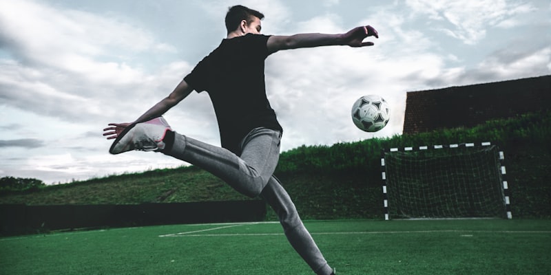 国际足联世界杯大力神杯在聚光灯下闪耀的特写照片