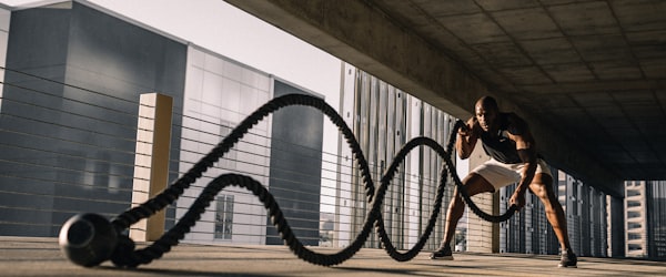 足球运动员在绿茵场上激烈争抢头球的瞬间动作照片